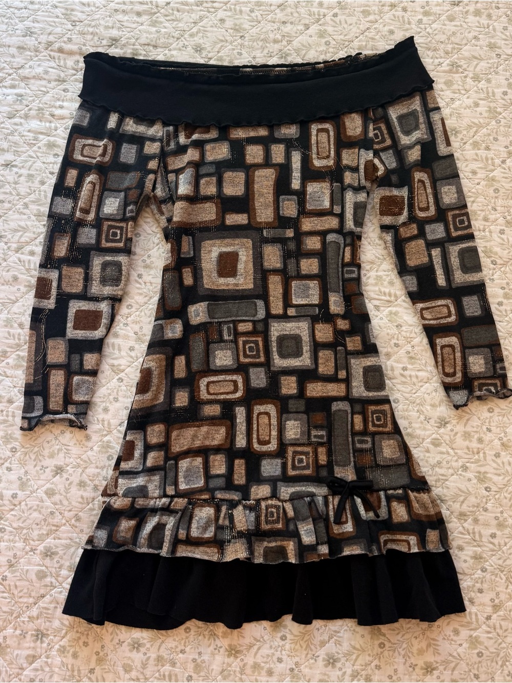 Insane vintage over the shoulder graphic mini dress